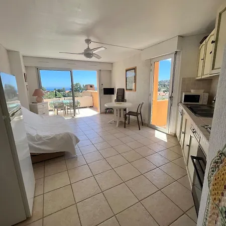 Sea View Apartment, St Clair *