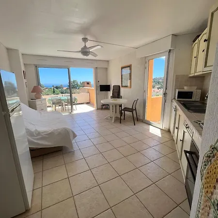 Daire Sea View Apartment, St Clair *